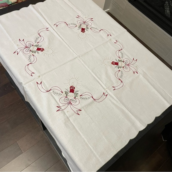 Other - Vintage Christmas Embroidered Table Cloth 33 x 33 inches